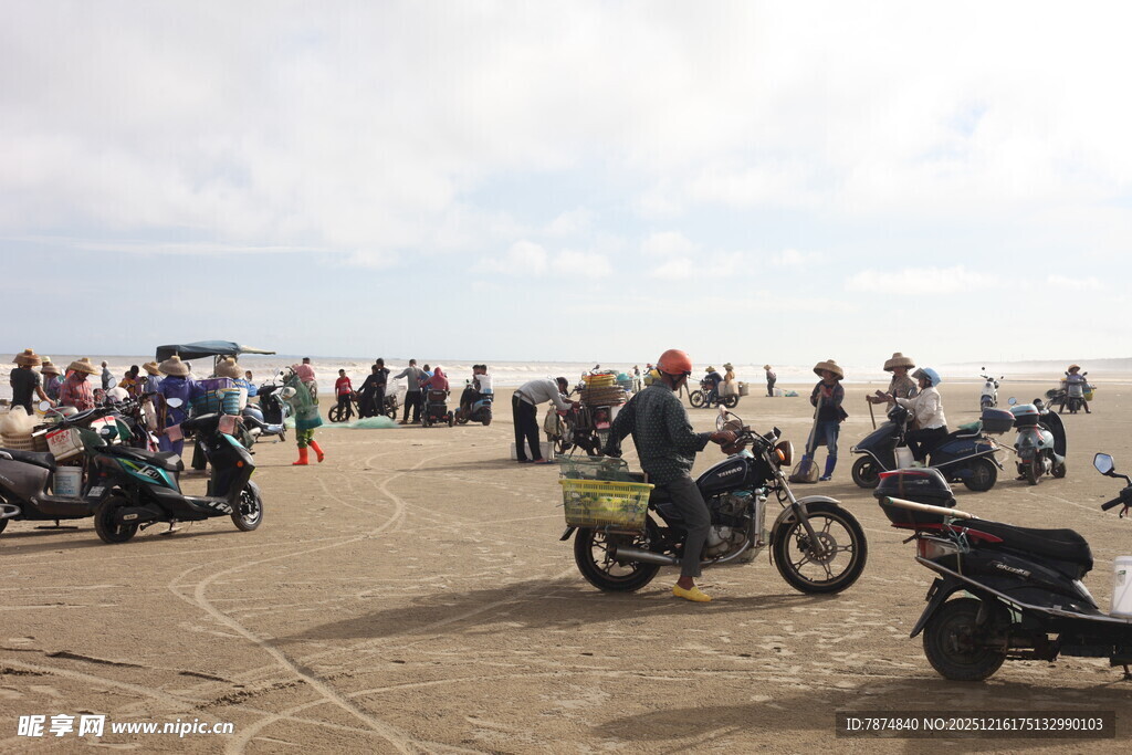 沙滩摩托车聚会场景