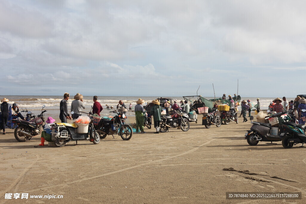 沙滩上的摩托车骑行队伍