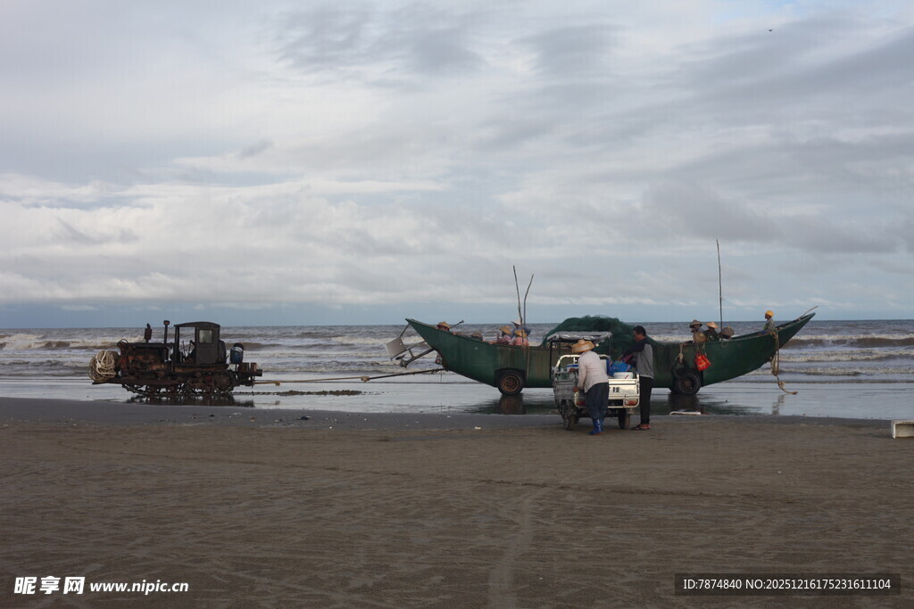 海滩上的渔船与人群