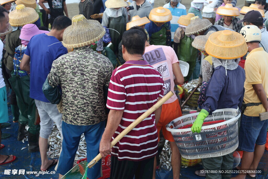 热闹集市人群与交易场景