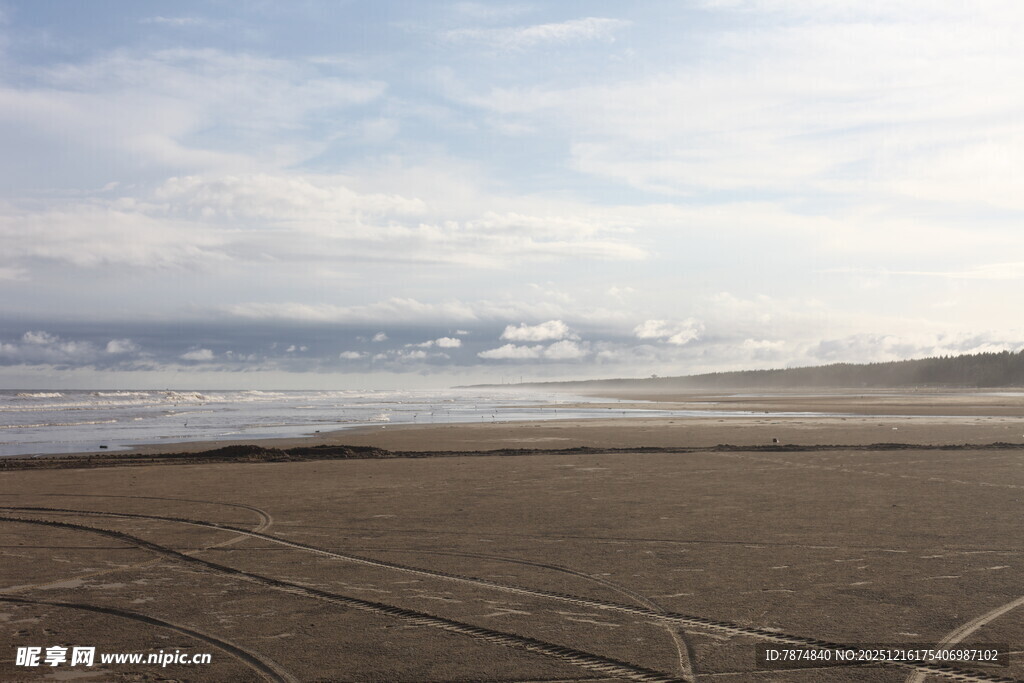 海边沙滩海浪与蓝天美景