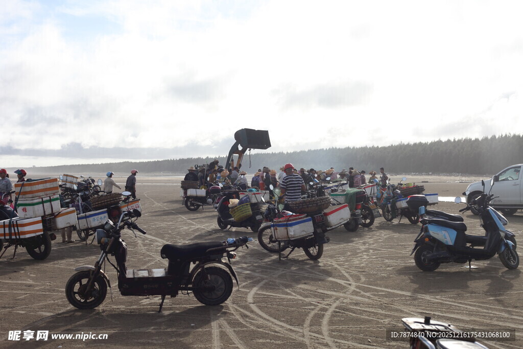 沙滩上的多样摩托车聚会
