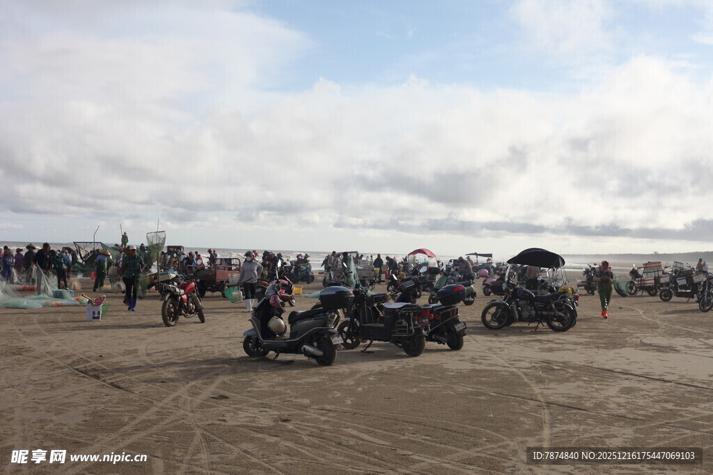 沙滩上的热闹四轮摩托活动