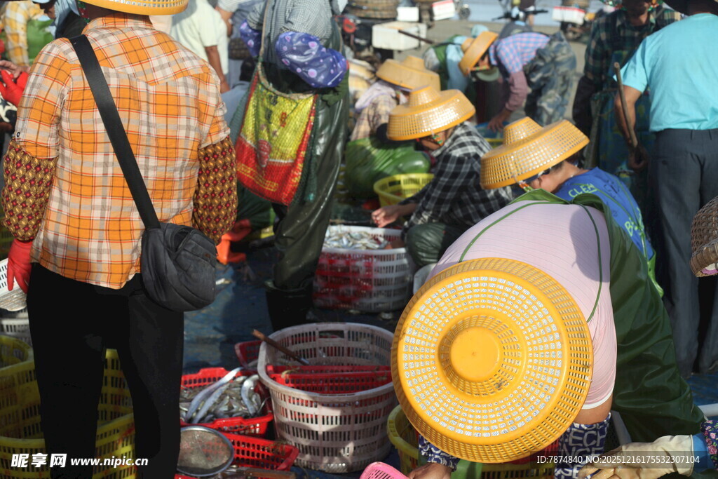 热闹集市中的忙碌人群