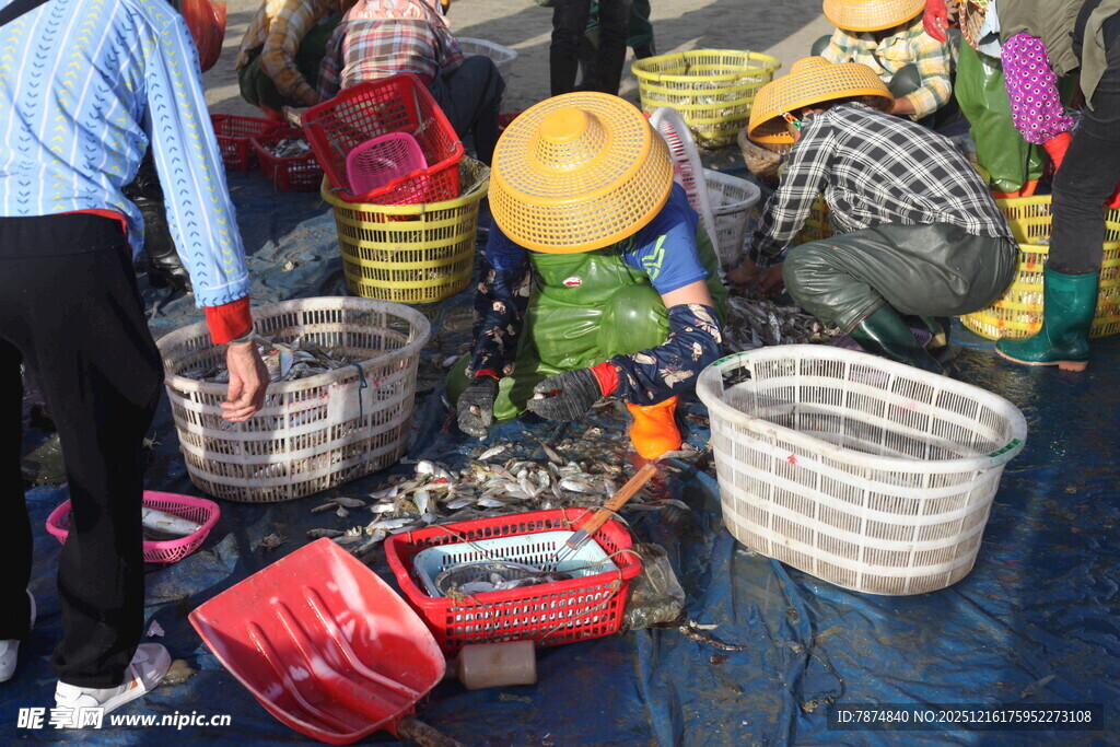 集市上的传统竹编用品摊