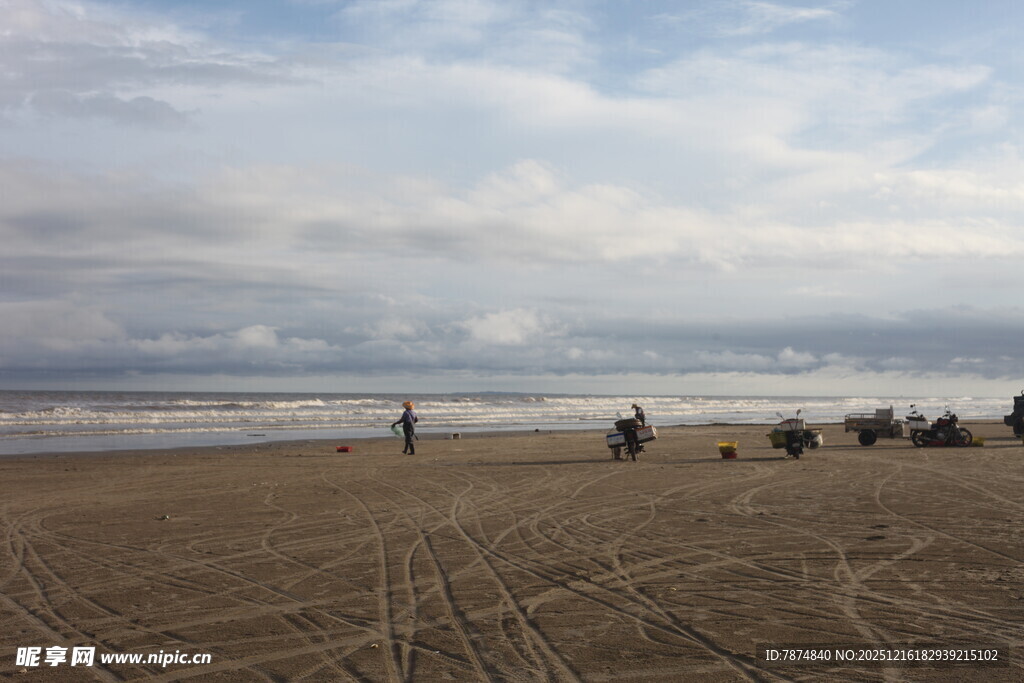 海边沙滩上的休闲人群