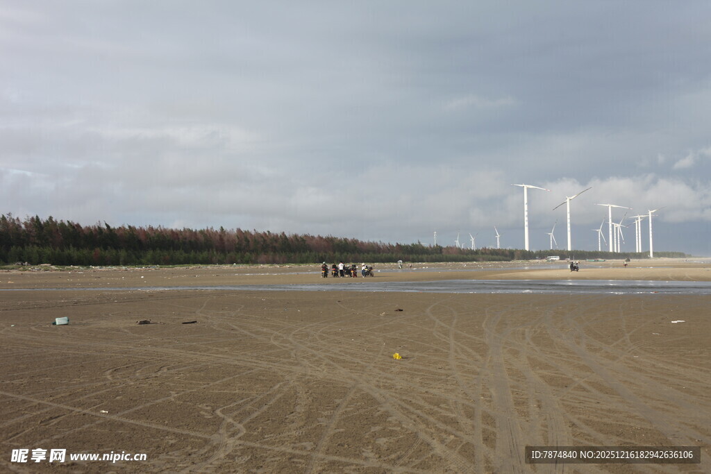 空旷沙地旁的风力发电机组