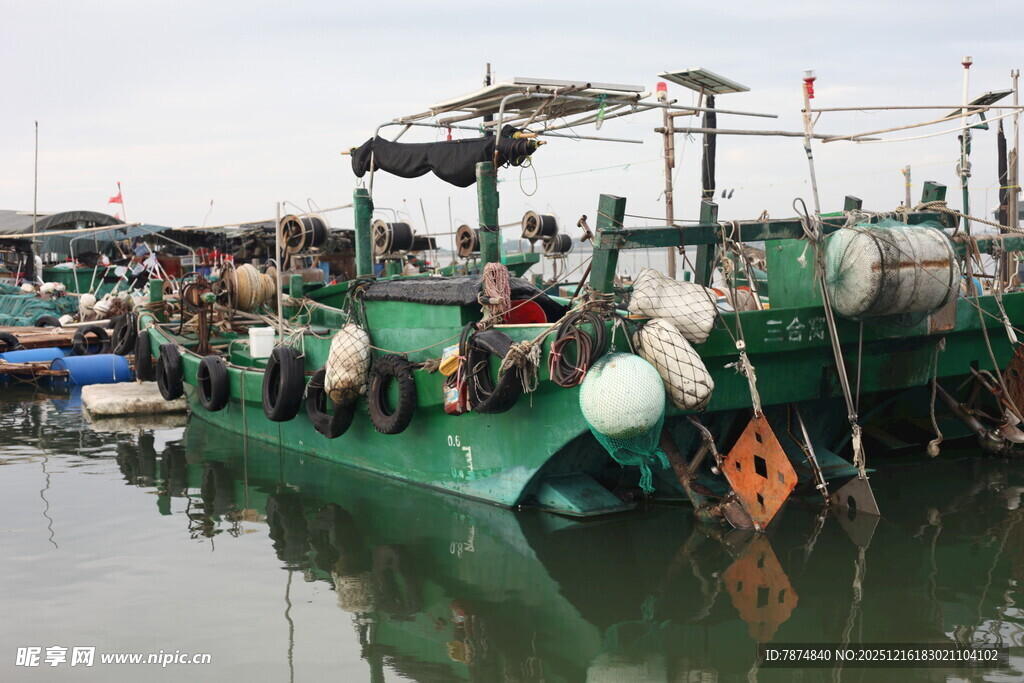 停靠在码头的多彩渔船