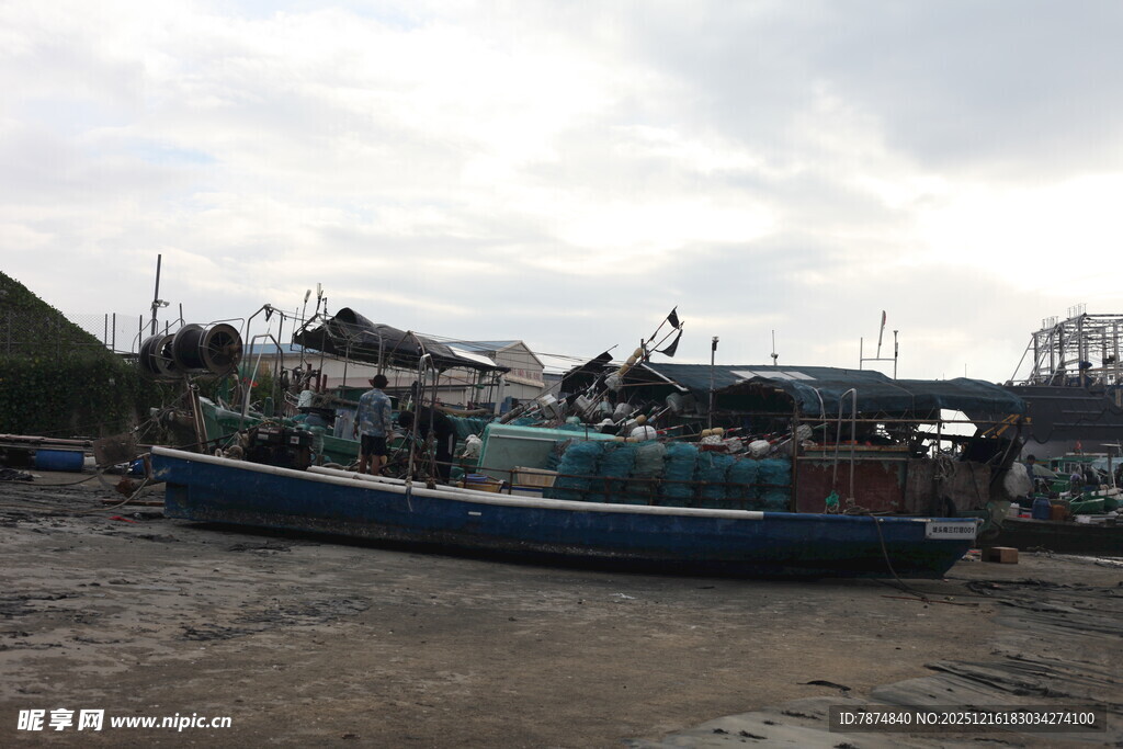 岸边停泊的多艘渔船