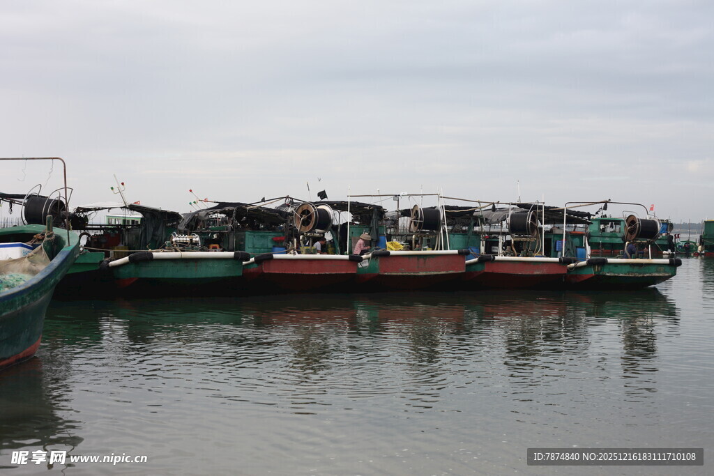 停靠在水边的多彩渔船