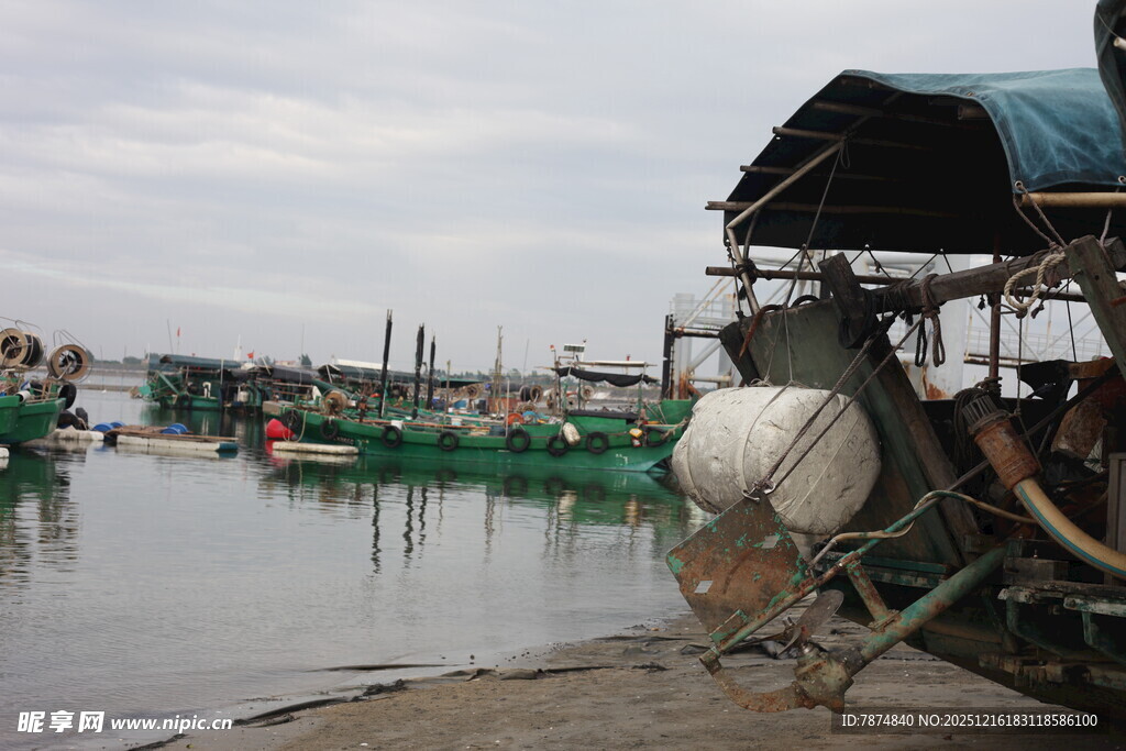 渔村码头的停泊景象