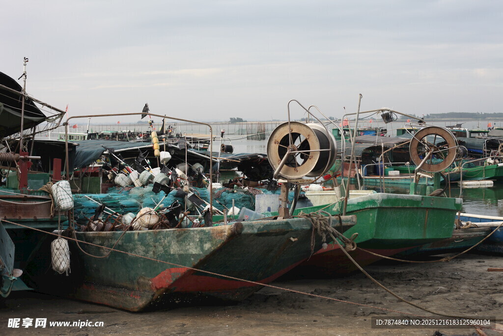 岸边停泊的多彩渔船