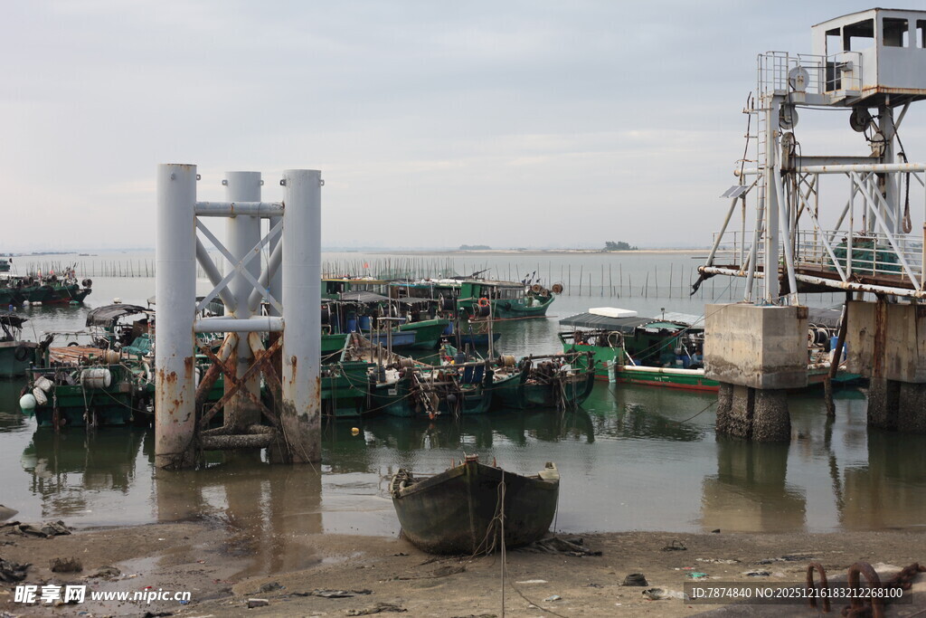 海边码头的老旧设施景象