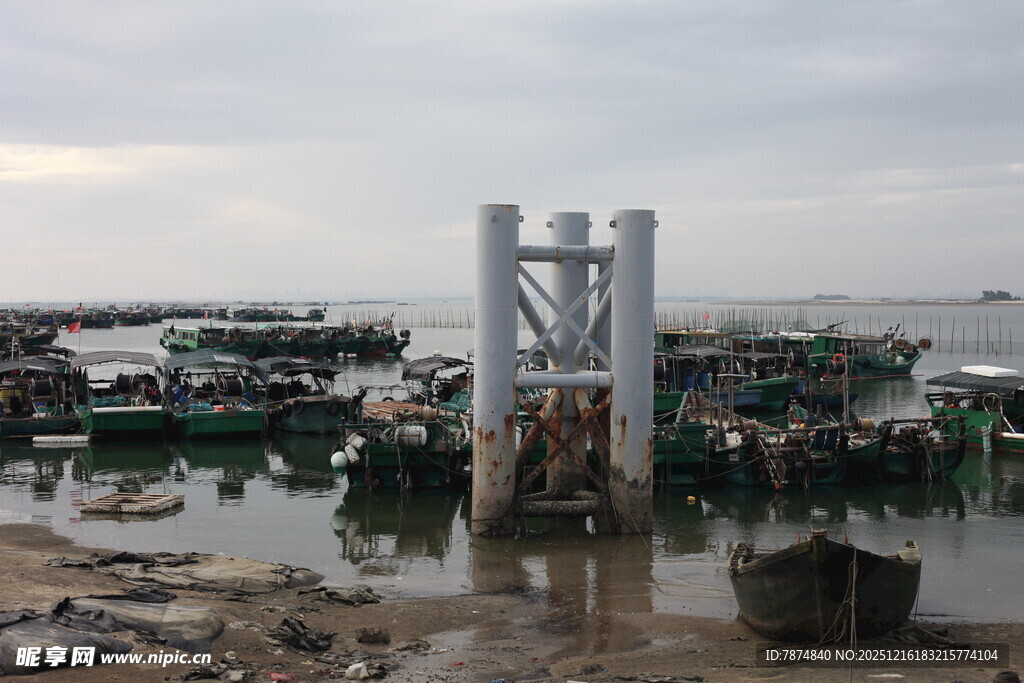 海边渔村码头场景