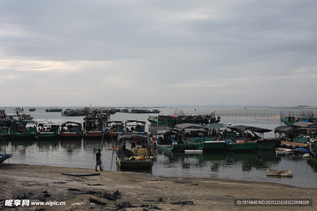宁静渔港停泊多艘船只