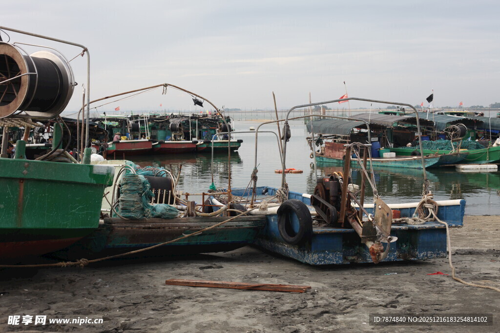 岸边停泊的多艘渔船