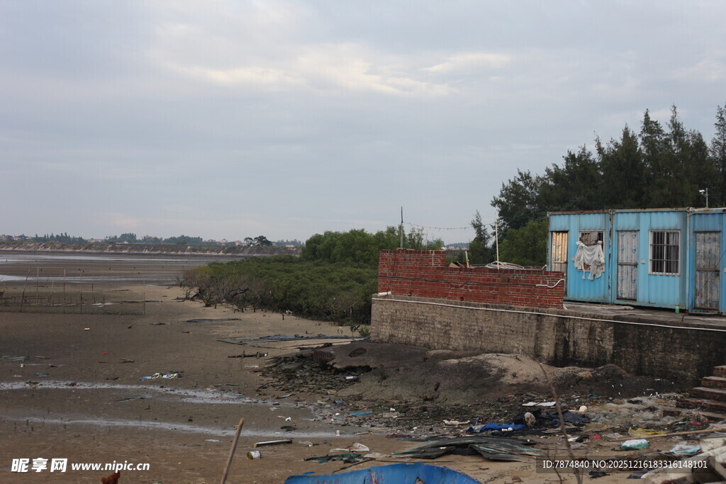 海边破旧小屋与荒芜滩涂