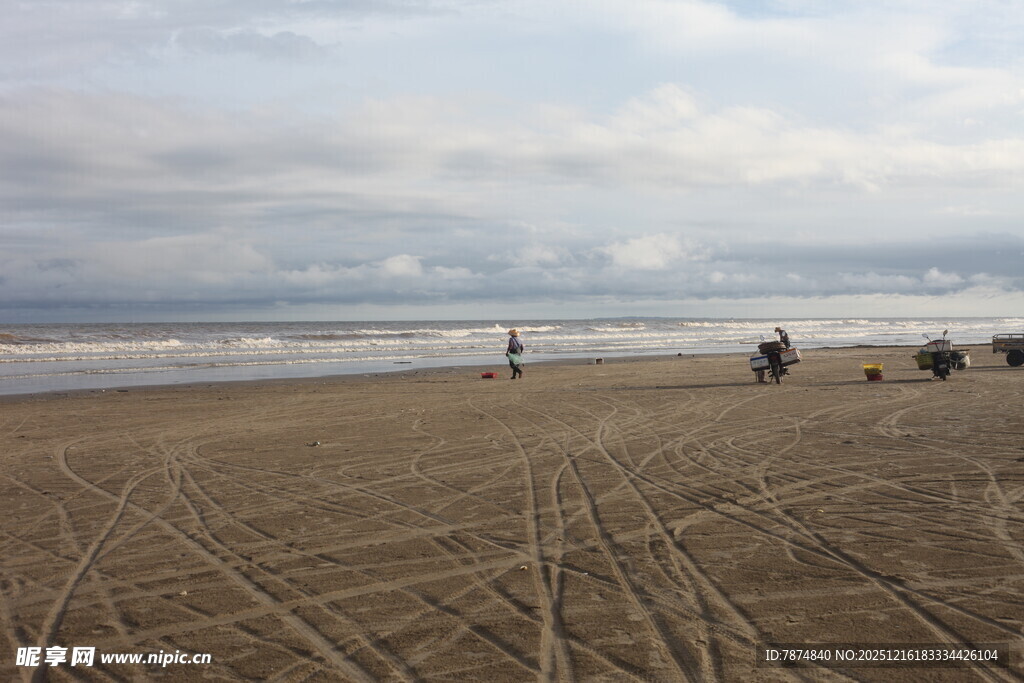 海边沙滩上的休闲场景