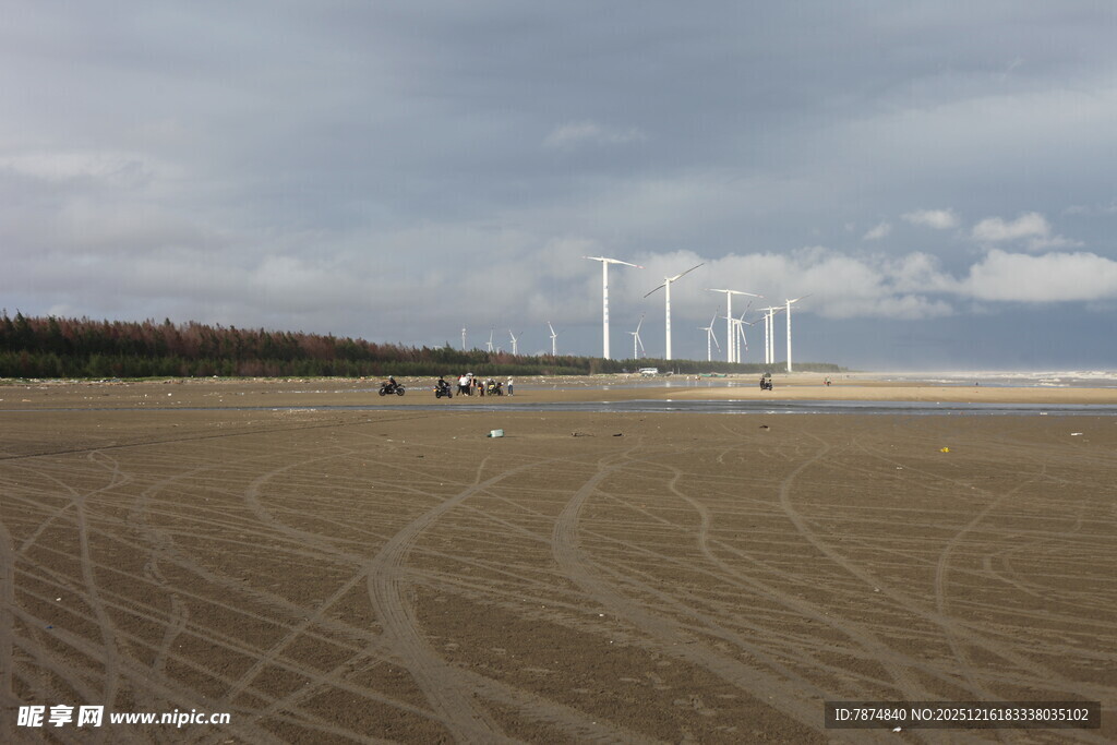 空旷沙地与远处风力发电机