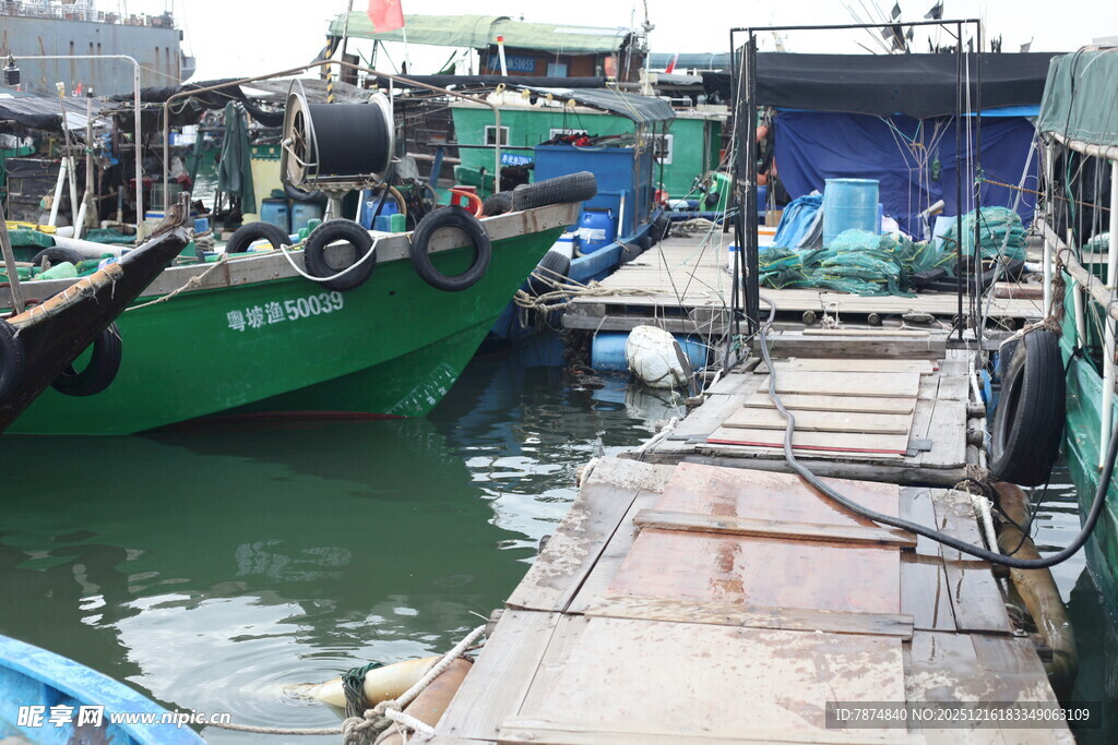 渔港码头停泊的多彩渔船