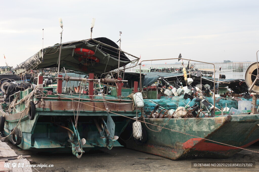 停靠码头的多彩渔船