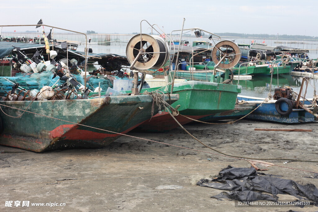 岸边停泊的多彩渔船