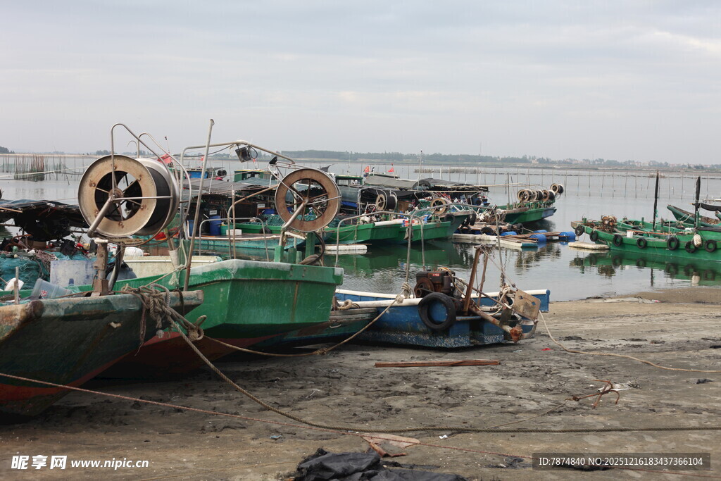 岸边停泊的多艘作业船只