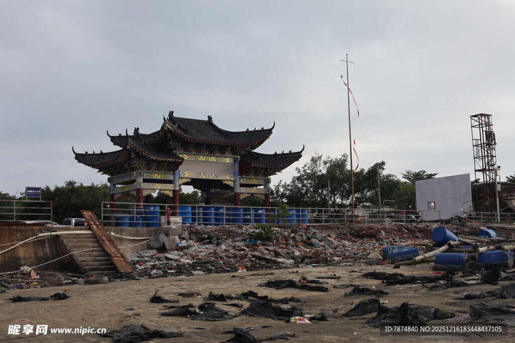古建旁施工场景