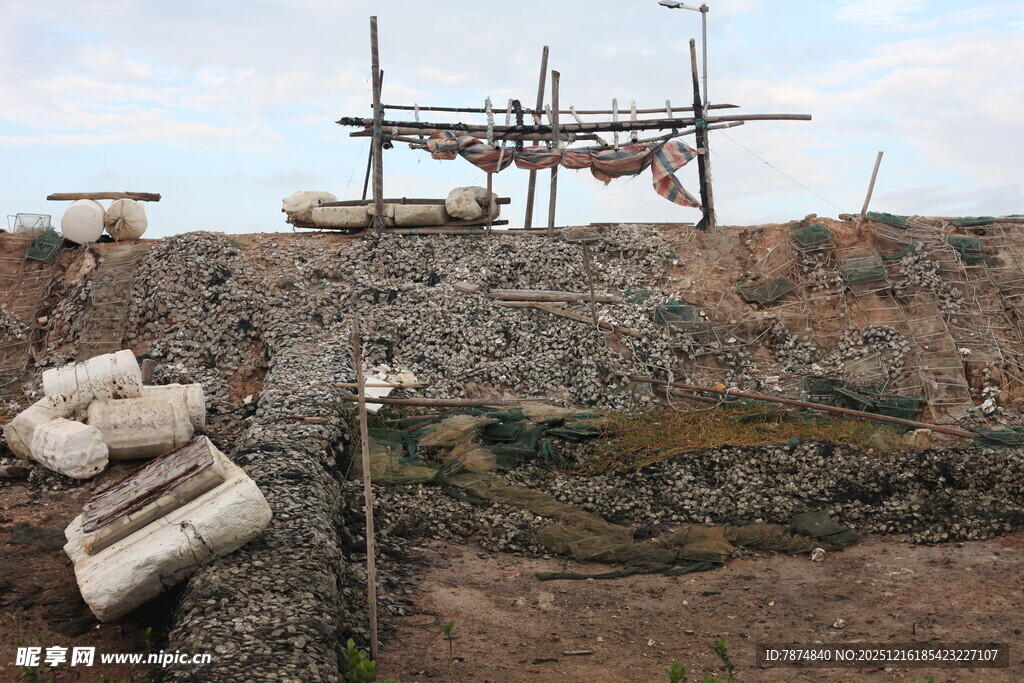 海边废弃的简易搭建场景