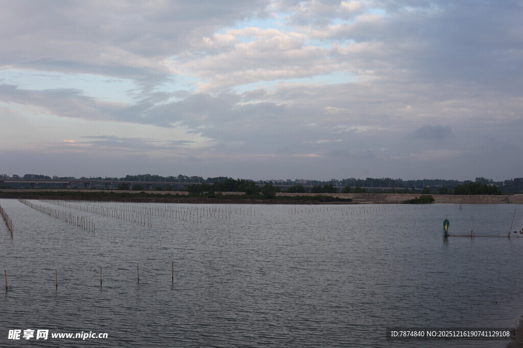 宁静水域与天边云彩景观
