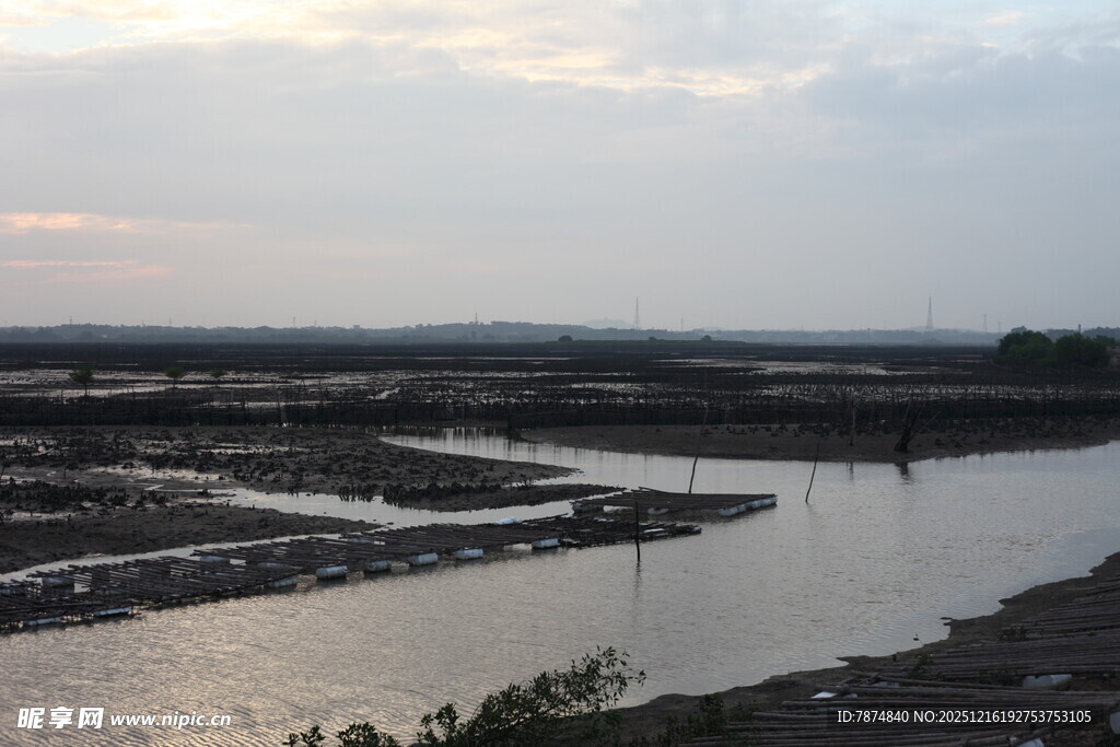 黄昏下的宁静水域景观