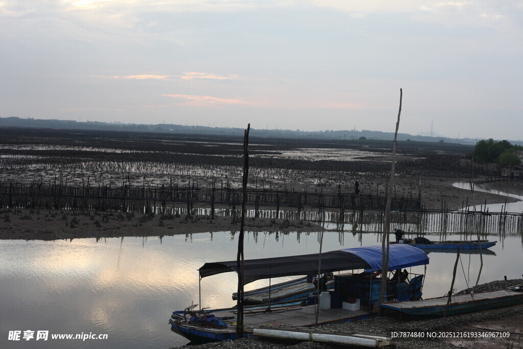 宁静水边码头景象