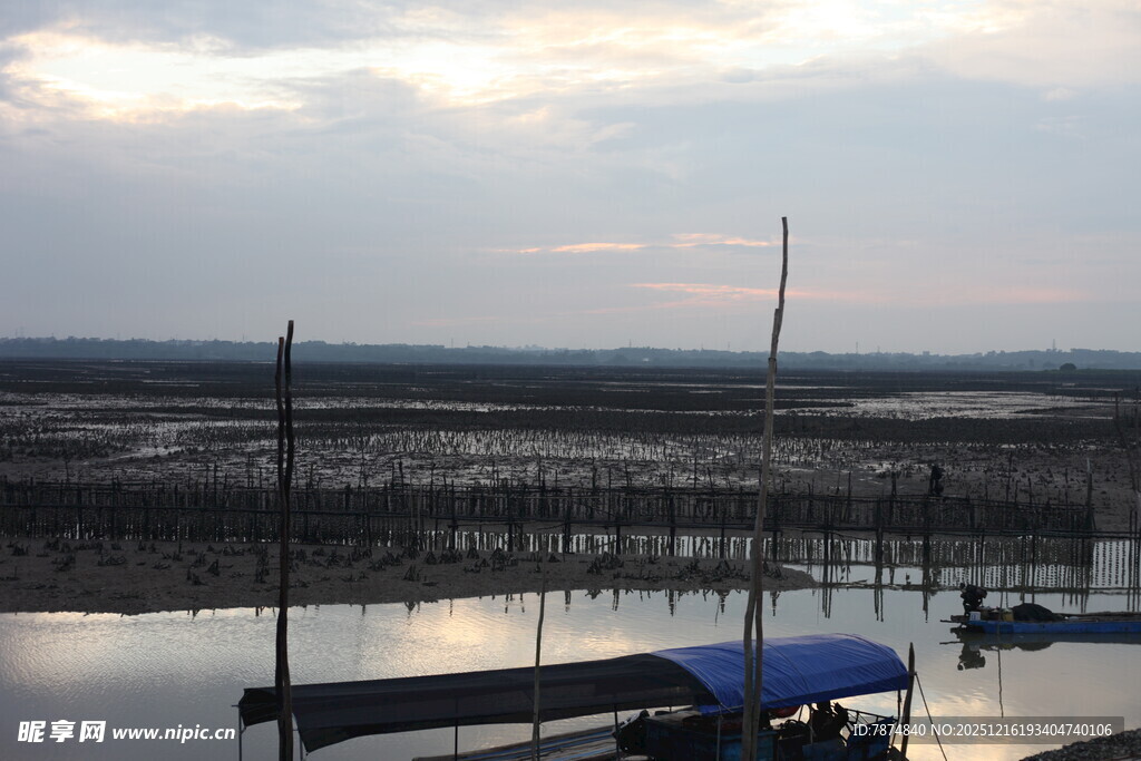 黄昏下的宁静水边停泊景象