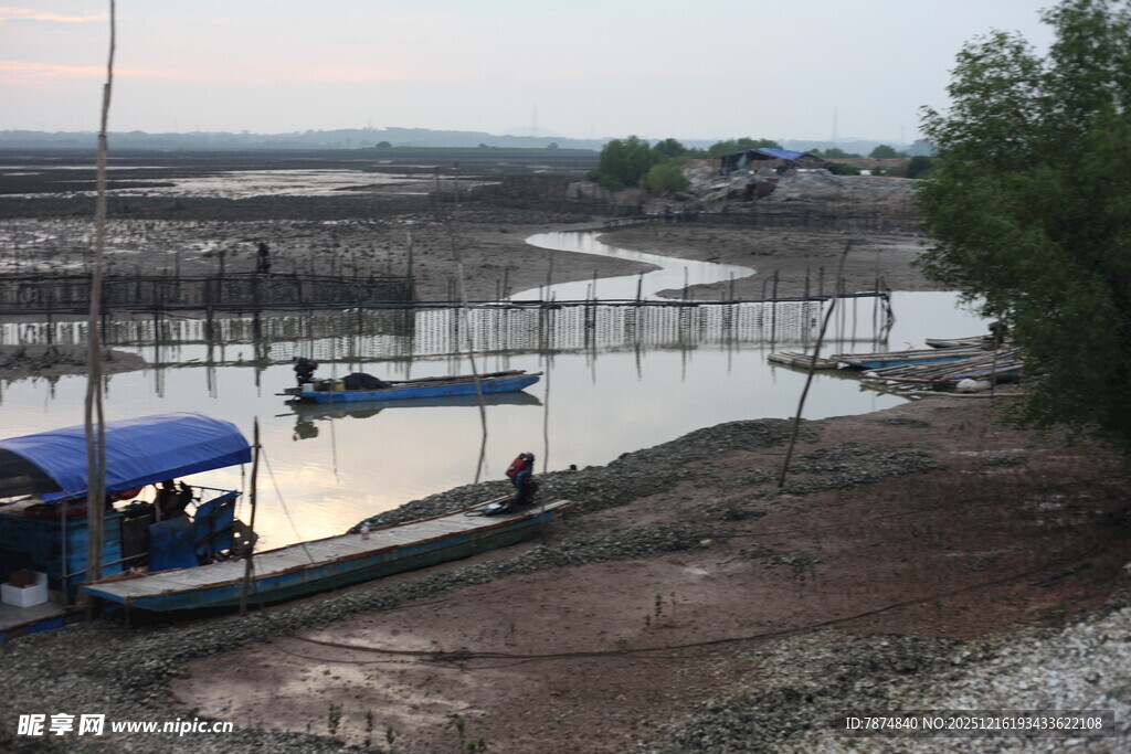河边停泊的船只与周边景致