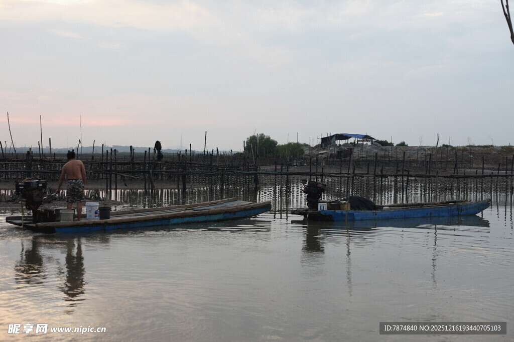 黄昏下的水上码头景象