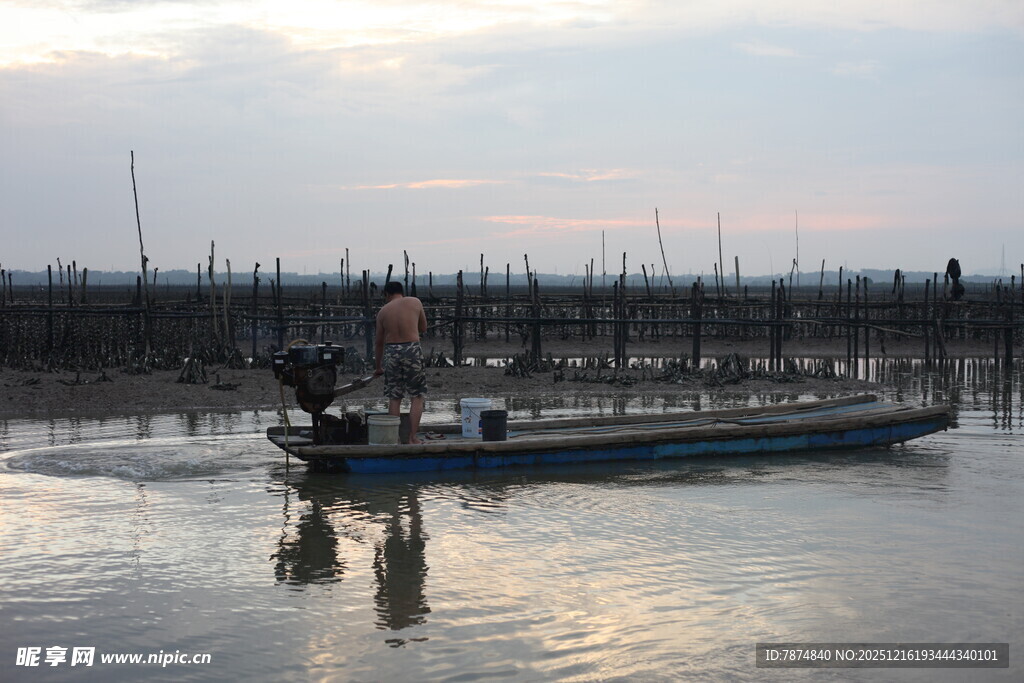 水上渔船与劳作的身影