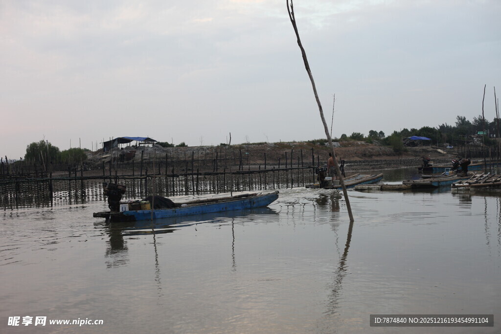 河畔停泊的小船