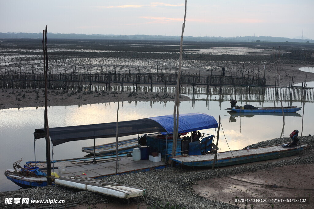 湖畔码头船只静泊景象