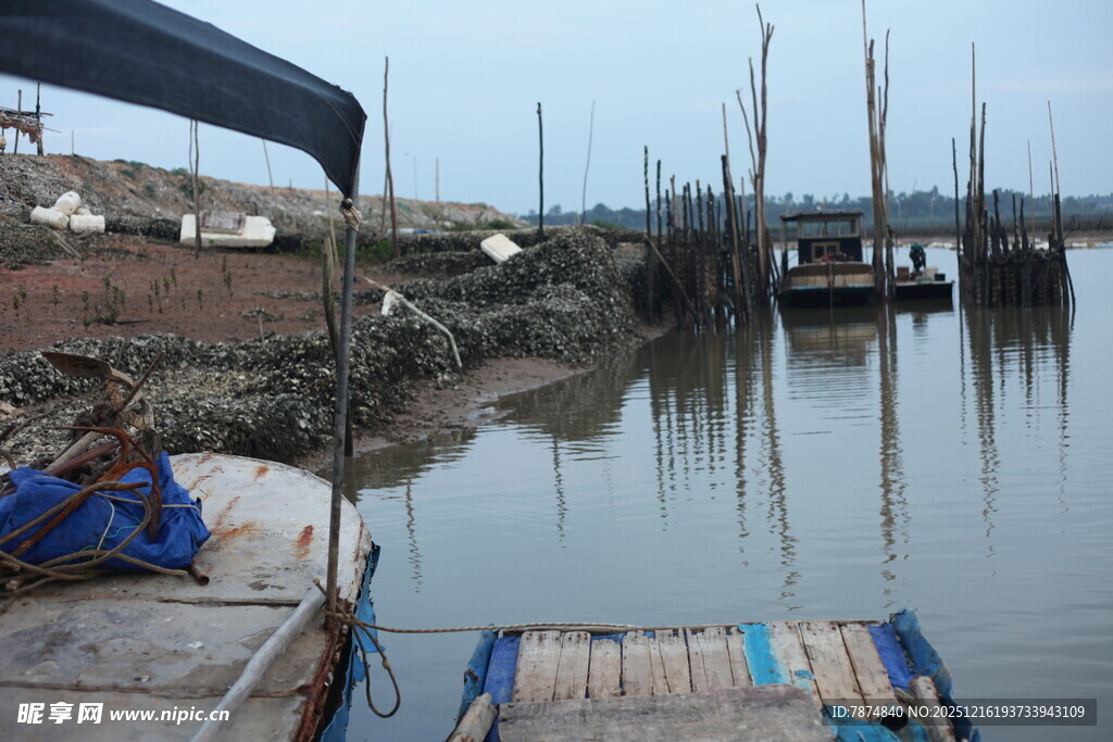 宁静渔村港湾景象