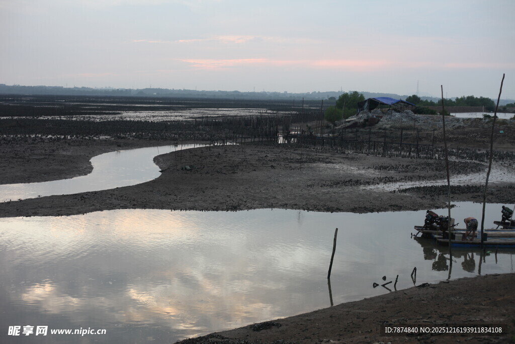 黄昏下宁静的河畔景象