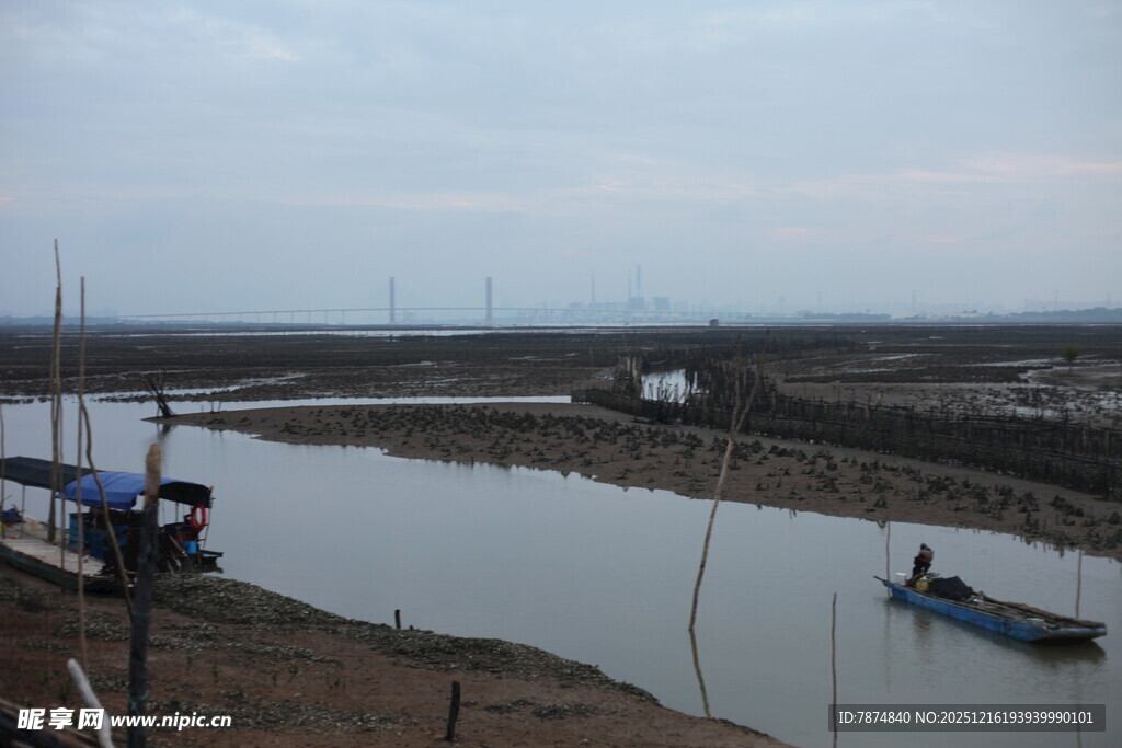 海边渔村宁静景象