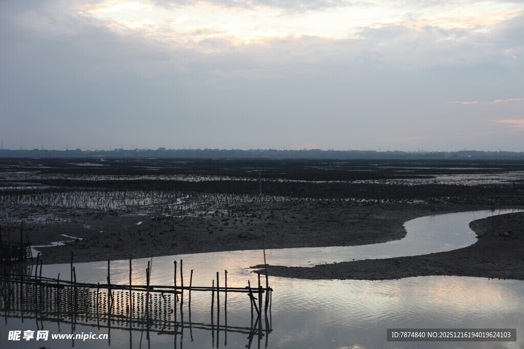黄昏下的宁静水域景观