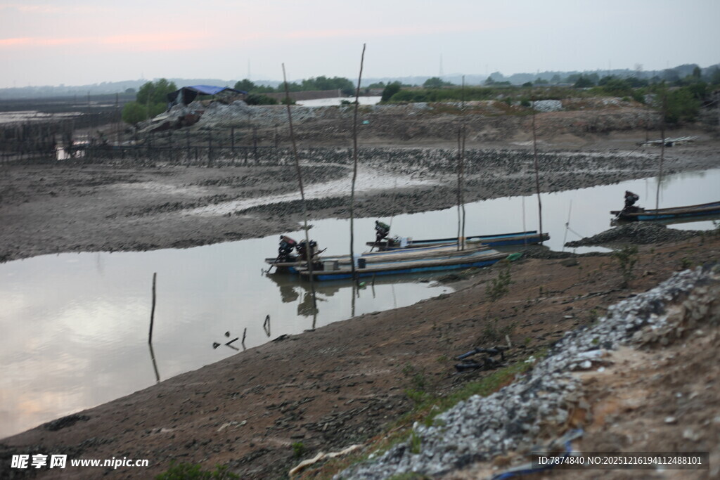 河边停泊的小船与围栏