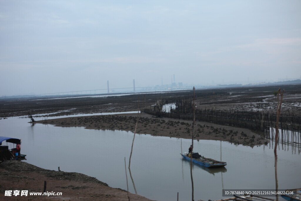 宁静水边停泊的小船景象