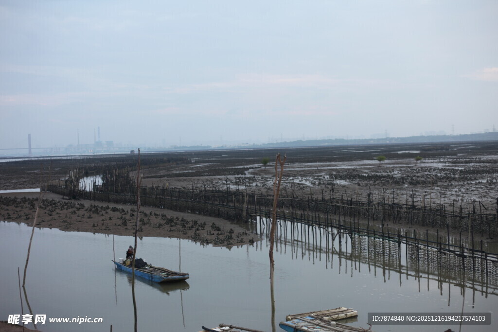 宁静水边停泊的几艘小船