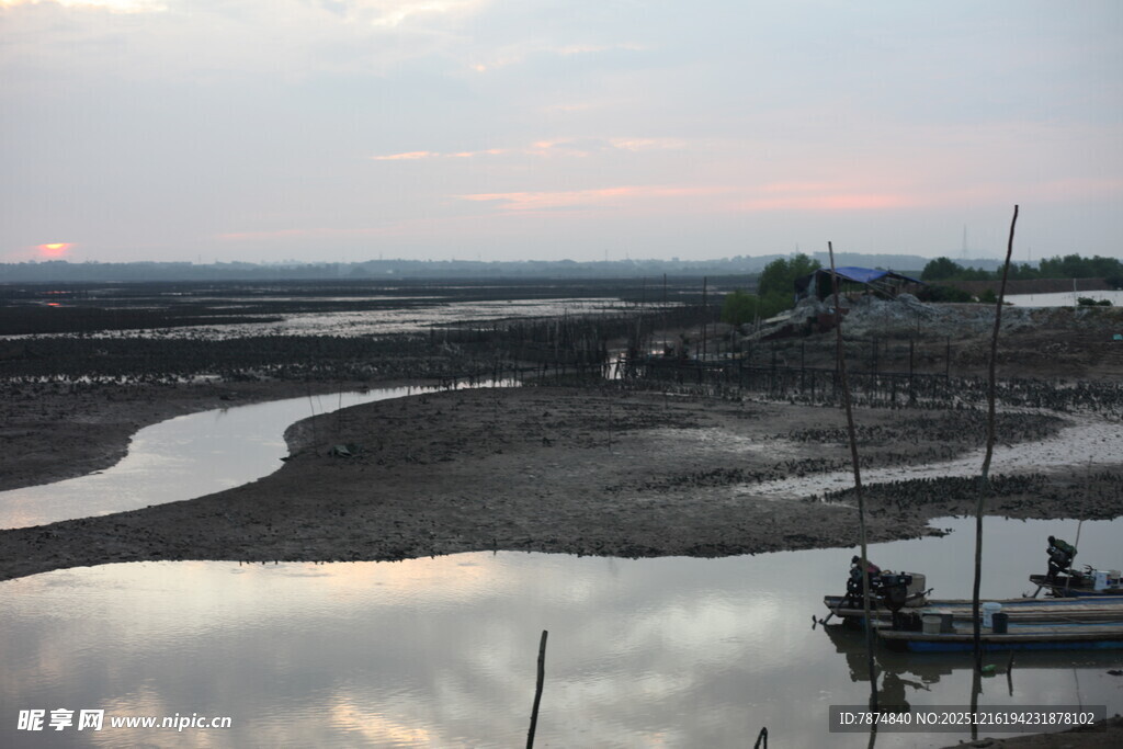 黄昏河畔小船静谧景象