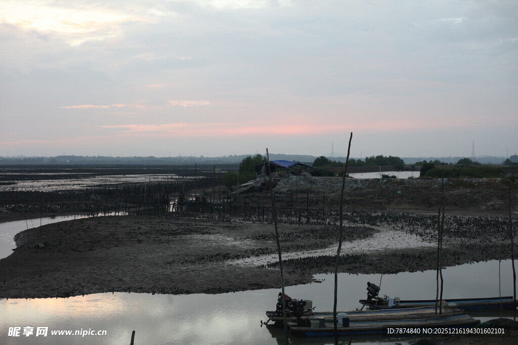黄昏河畔小船静谧景象