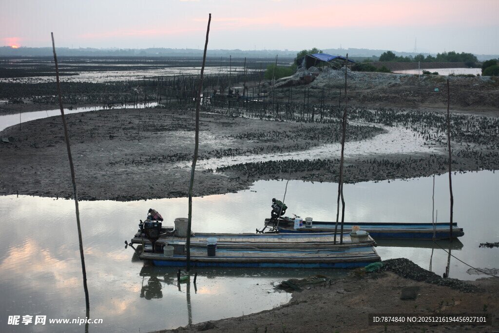 水乡暮色中的小船与渔民
