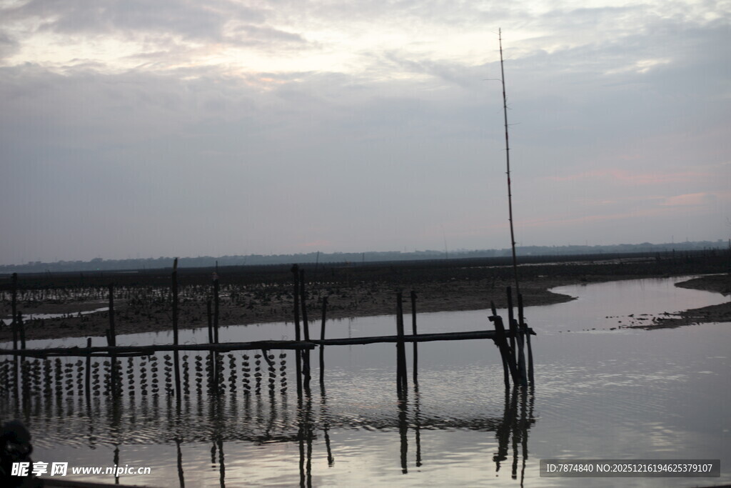 黄昏下的水边木质栈桥