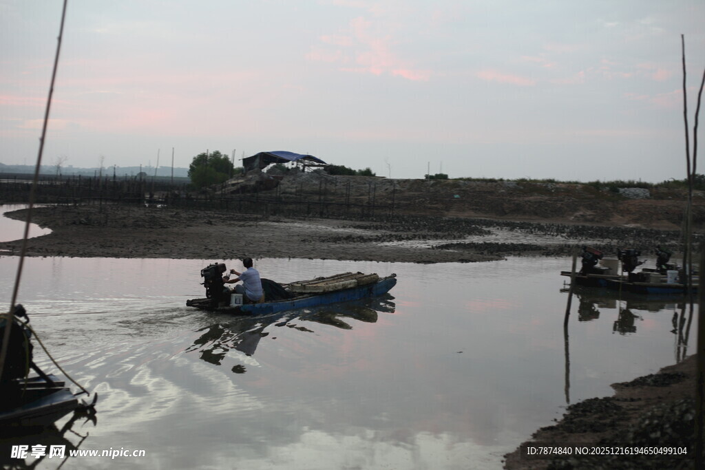 黄昏河畔的小船景致